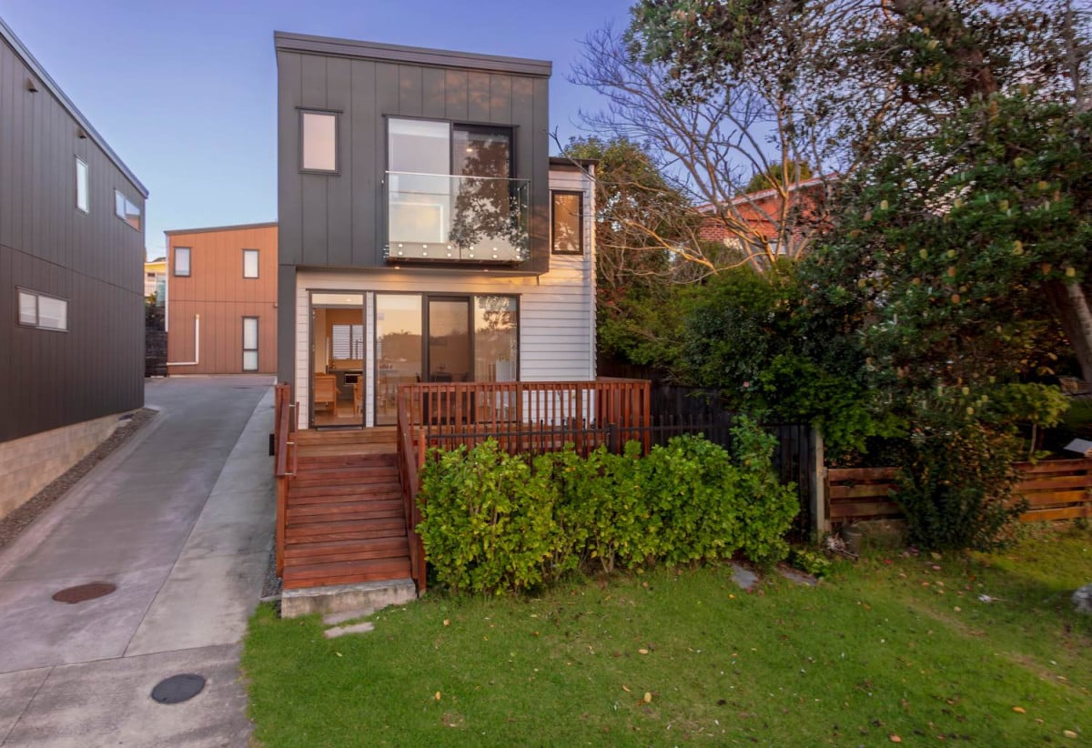 Vendor Relocating – Must Sell, Standalone 3 beds 2.5 baths home with car park, close to schools, shops, supermarkets, motorway access, 0.5 km to Willow Park School, 0.7 km to Northcote Intermediate School, 1.5 km to Northcote College, 2/20 Eban Avenue, Hillcrest, Auckland