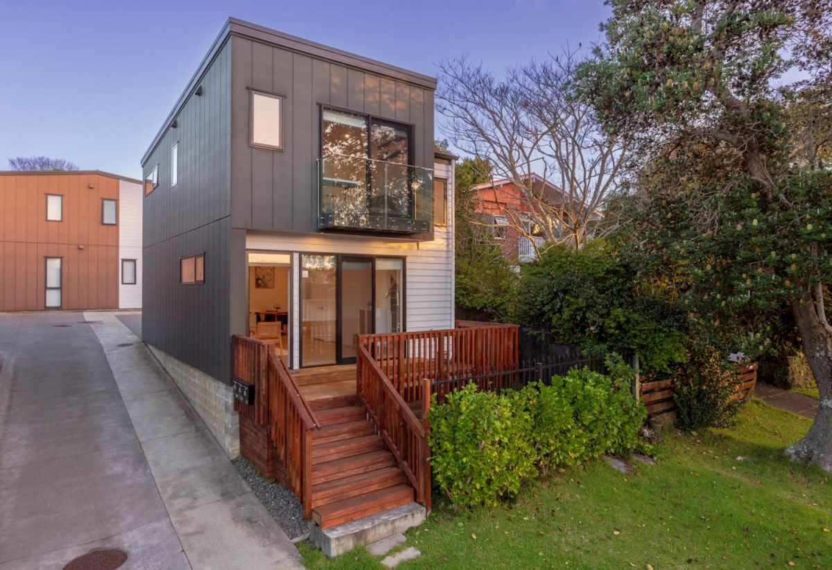 Vendor Relocating – Must Sell, Standalone 3 beds 2.5 baths home with car park, close to schools, shops, supermarkets, motorway access, 0.5 km to Willow Park School, 0.7 km to Northcote Intermediate School, 1.5 km to Northcote College, 2/20 Eban Avenue, Hillcrest, Auckland