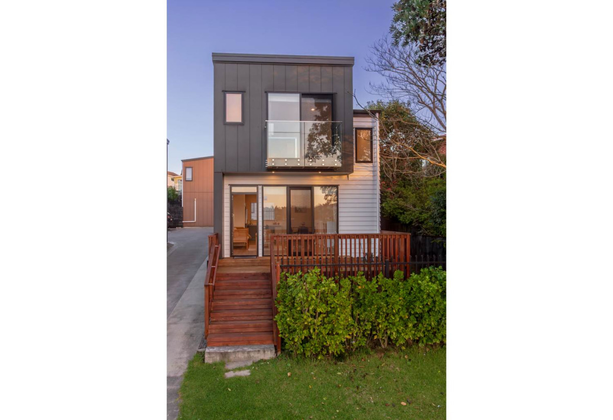 Vendor Relocating – Must Sell, Standalone 3 beds 2.5 baths home with car park, close to schools, shops, supermarkets, motorway access, 0.5 km to Willow Park School, 0.7 km to Northcote Intermediate School, 1.5 km to Northcote College, 2/20 Eban Avenue, Hillcrest, Auckland