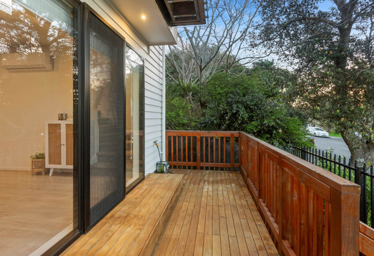 Vendor Relocating – Must Sell, Standalone 3 beds 2.5 baths home with car park, close to schools, shops, supermarkets, motorway access, 0.5 km to Willow Park School, 0.7 km to Northcote Intermediate School, 1.5 km to Northcote College, 2/20 Eban Avenue, Hillcrest, Auckland