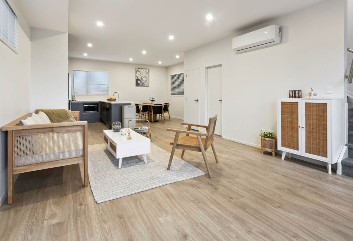 Vendor Relocating – Must Sell, Standalone 3 beds 2.5 baths home with car park, close to schools, shops, supermarkets, motorway access, 0.5 km to Willow Park School, 0.7 km to Northcote Intermediate School, 1.5 km to Northcote College, 2/20 Eban Avenue, Hillcrest, Auckland