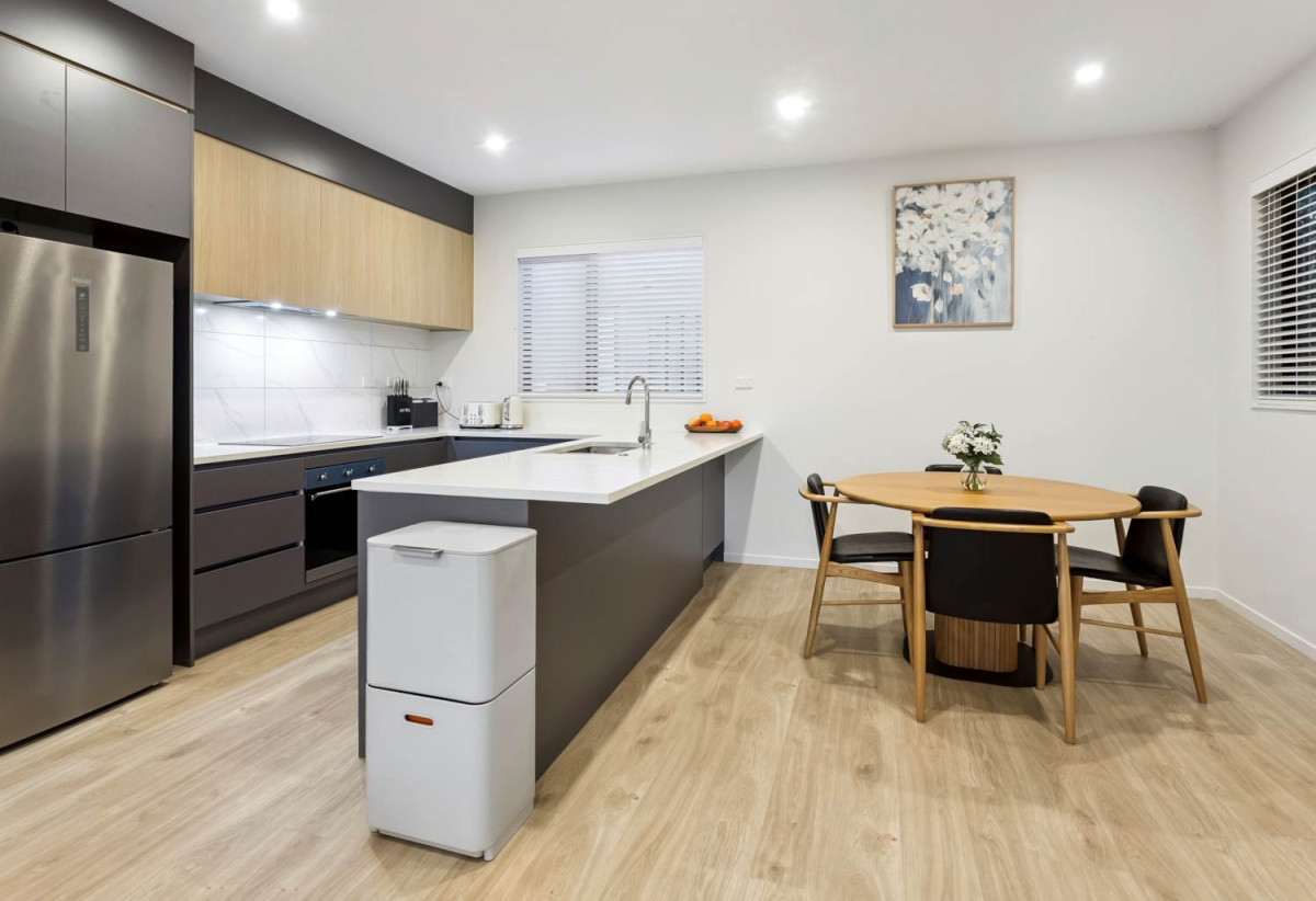 Vendor Relocating – Must Sell, Standalone 3 beds 2.5 baths home with car park, close to schools, shops, supermarkets, motorway access, 0.5 km to Willow Park School, 0.7 km to Northcote Intermediate School, 1.5 km to Northcote College, 2/20 Eban Avenue, Hillcrest, Auckland