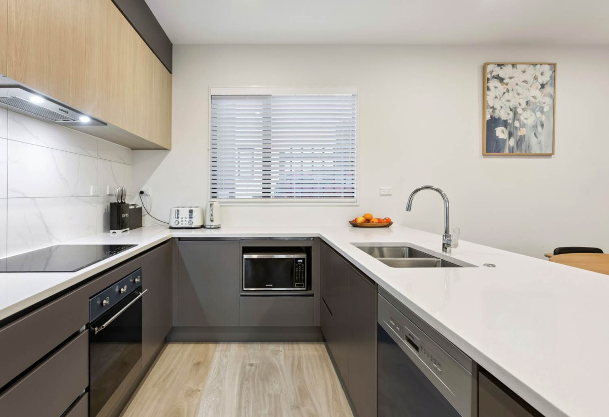 Vendor Relocating – Must Sell, Standalone 3 beds 2.5 baths home with car park, close to schools, shops, supermarkets, motorway access, 0.5 km to Willow Park School, 0.7 km to Northcote Intermediate School, 1.5 km to Northcote College, 2/20 Eban Avenue, Hillcrest, Auckland