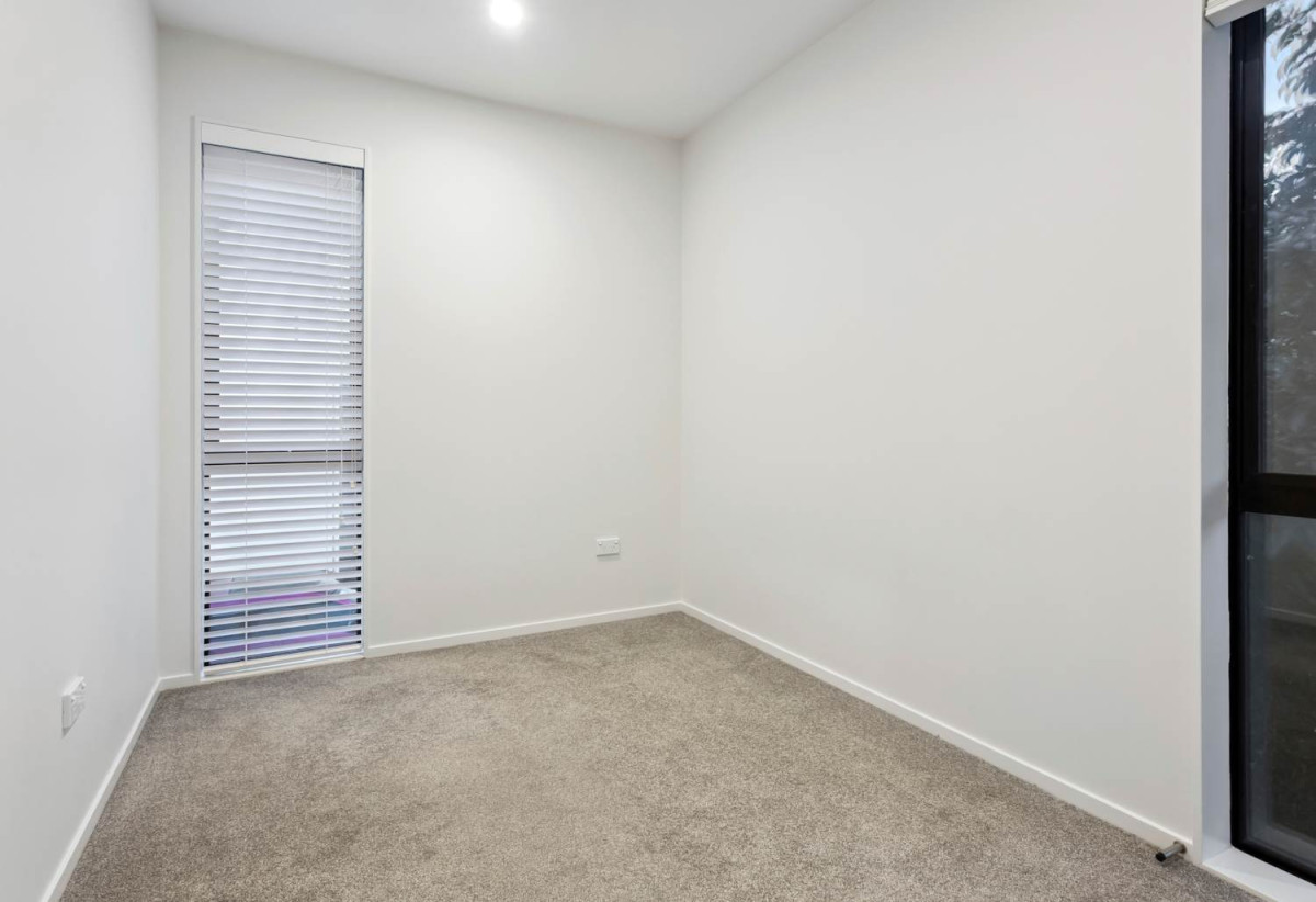 Vendor Relocating – Must Sell, Standalone 3 beds 2.5 baths home with car park, close to schools, shops, supermarkets, motorway access, 0.5 km to Willow Park School, 0.7 km to Northcote Intermediate School, 1.5 km to Northcote College, 2/20 Eban Avenue, Hillcrest, Auckland