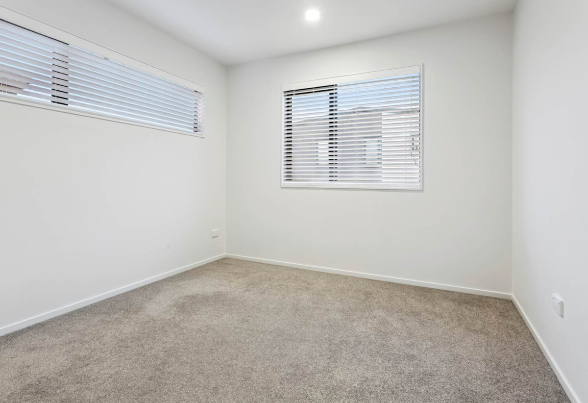 Vendor Relocating – Must Sell, Standalone 3 beds 2.5 baths home with car park, close to schools, shops, supermarkets, motorway access, 0.5 km to Willow Park School, 0.7 km to Northcote Intermediate School, 1.5 km to Northcote College, 2/20 Eban Avenue, Hillcrest, Auckland