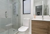 Vendor Relocating – Must Sell, Standalone 3 beds 2.5 baths home with car park, close to schools, shops, supermarkets, motorway access, 0.5 km to Willow Park School, 0.7 km to Northcote Intermediate School, 1.5 km to Northcote College, 2/20 Eban Avenue, Hillcrest, Auckland