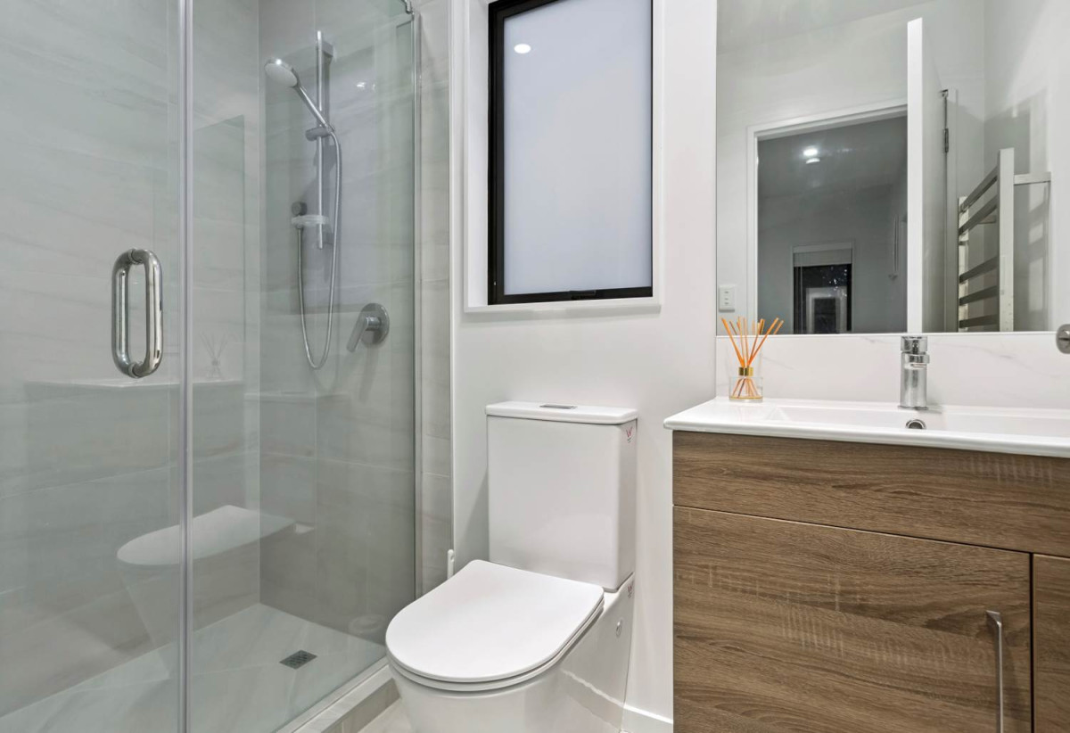 Vendor Relocating – Must Sell, Standalone 3 beds 2.5 baths home with car park, close to schools, shops, supermarkets, motorway access, 0.5 km to Willow Park School, 0.7 km to Northcote Intermediate School, 1.5 km to Northcote College, 2/20 Eban Avenue, Hillcrest, Auckland