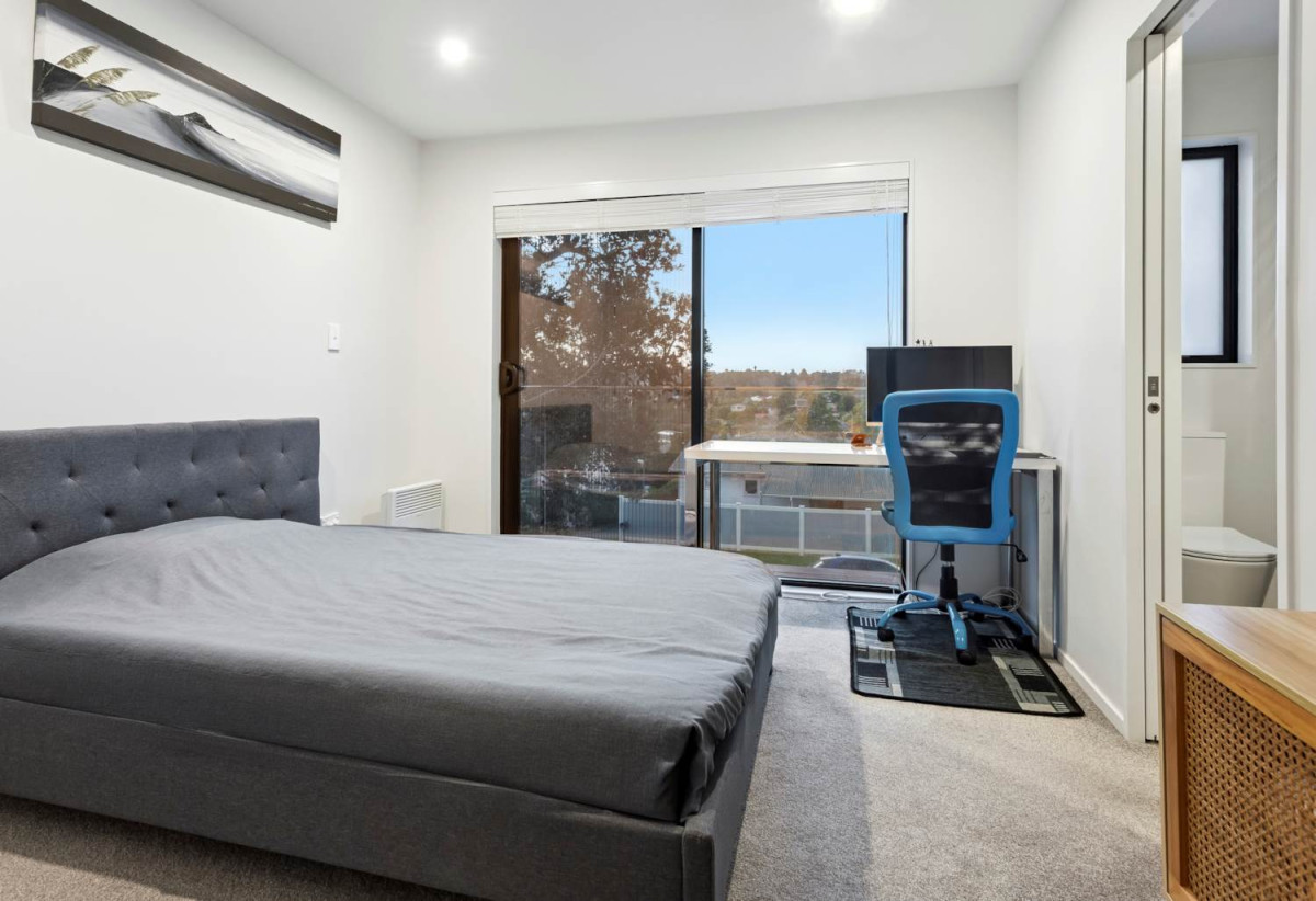 Vendor Relocating – Must Sell, Standalone 3 beds 2.5 baths home with car park, close to schools, shops, supermarkets, motorway access, 0.5 km to Willow Park School, 0.7 km to Northcote Intermediate School, 1.5 km to Northcote College, 2/20 Eban Avenue, Hillcrest, Auckland