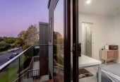 Vendor Relocating – Must Sell, Standalone 3 beds 2.5 baths home with car park, close to schools, shops, supermarkets, motorway access, 0.5 km to Willow Park School, 0.7 km to Northcote Intermediate School, 1.5 km to Northcote College, 2/20 Eban Avenue, Hillcrest, Auckland