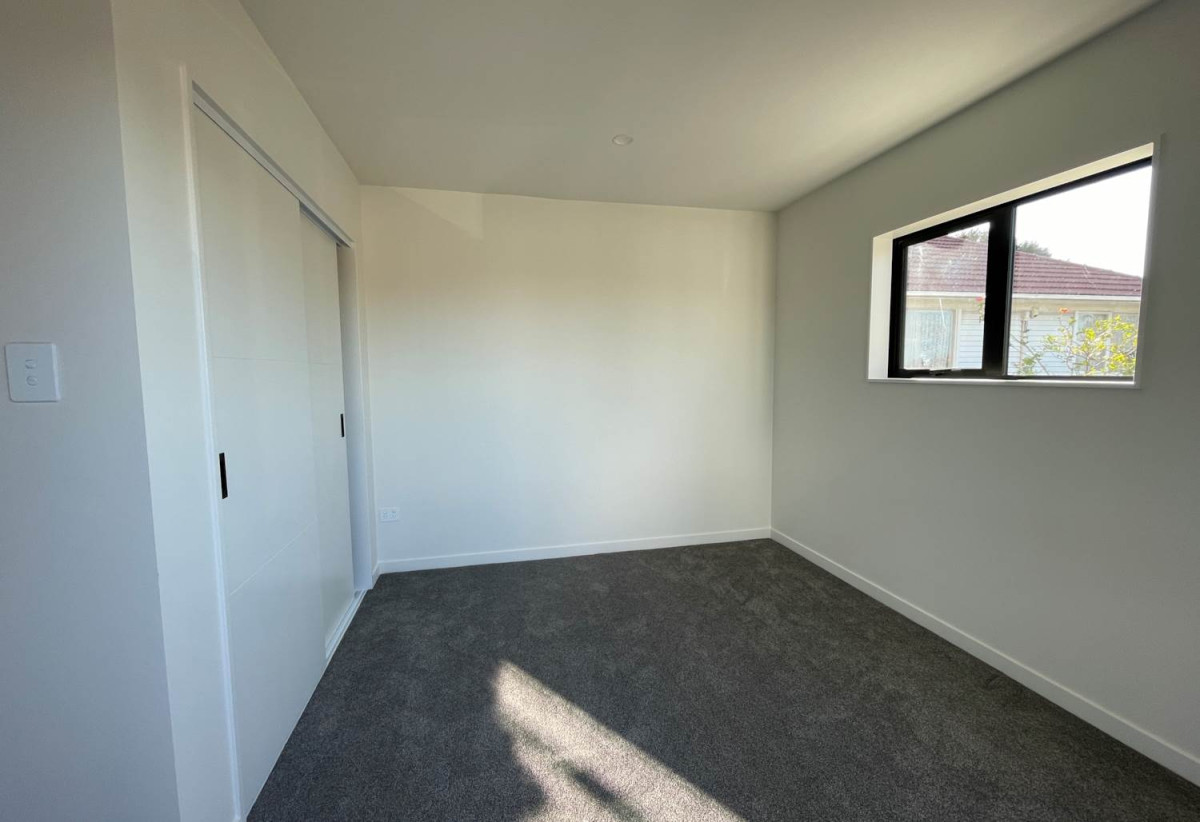 Brandnew 4 beds 3 baths home with garage, 1 bed 1 bath ground floor, close to schools, parks, shopping centre, 0.6 km to Sunny Hills School, 1.3 km to Farm Cove Intermediate, 1.9 km to Pakuranga College, Lot 3, 4 Glenmore Road, Sunnyhills, Auckland