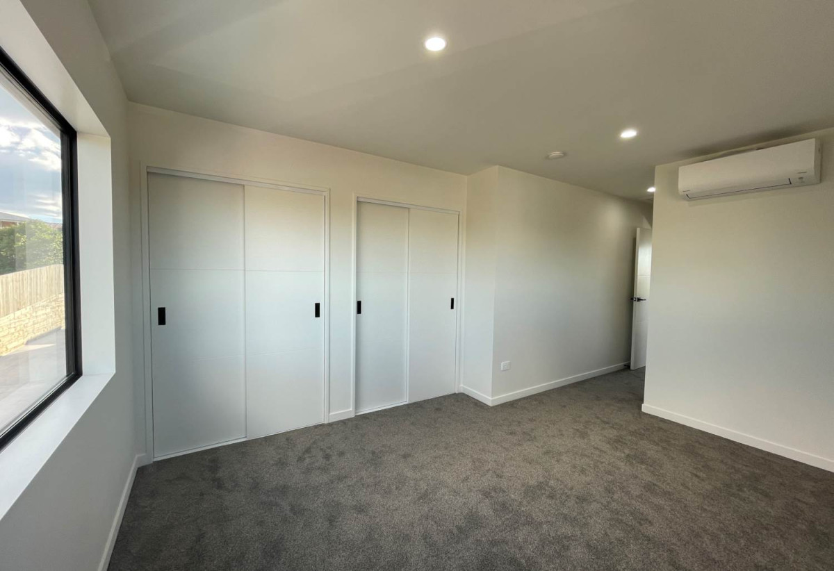 Brandnew 4 beds 3 baths home with garage, 1 bed 1 bath ground floor, close to schools, parks, shopping centre, 0.6 km to Sunny Hills School, 1.3 km to Farm Cove Intermediate, 1.9 km to Pakuranga College, Lot 3, 4 Glenmore Road, Sunnyhills, Auckland