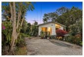 225m2 Standalone 4 beds 2 baths house with car parks, close to schools, local shops, motorway access, 0.7 km to St Paul’s School (Massey), 0.8 km to Massey Primary School, 1 km to Massey High School, 424 Don Buck Road, Massey, Auckland