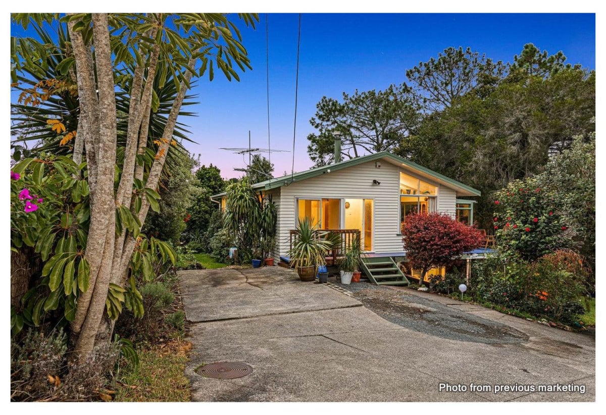 225m2 Standalone 4 beds 2 baths house with car parks, close to schools, local shops, motorway access, 0.7 km to St Paul’s School (Massey), 0.8 km to Massey Primary School, 1 km to Massey High School, 424 Don Buck Road, Massey, Auckland