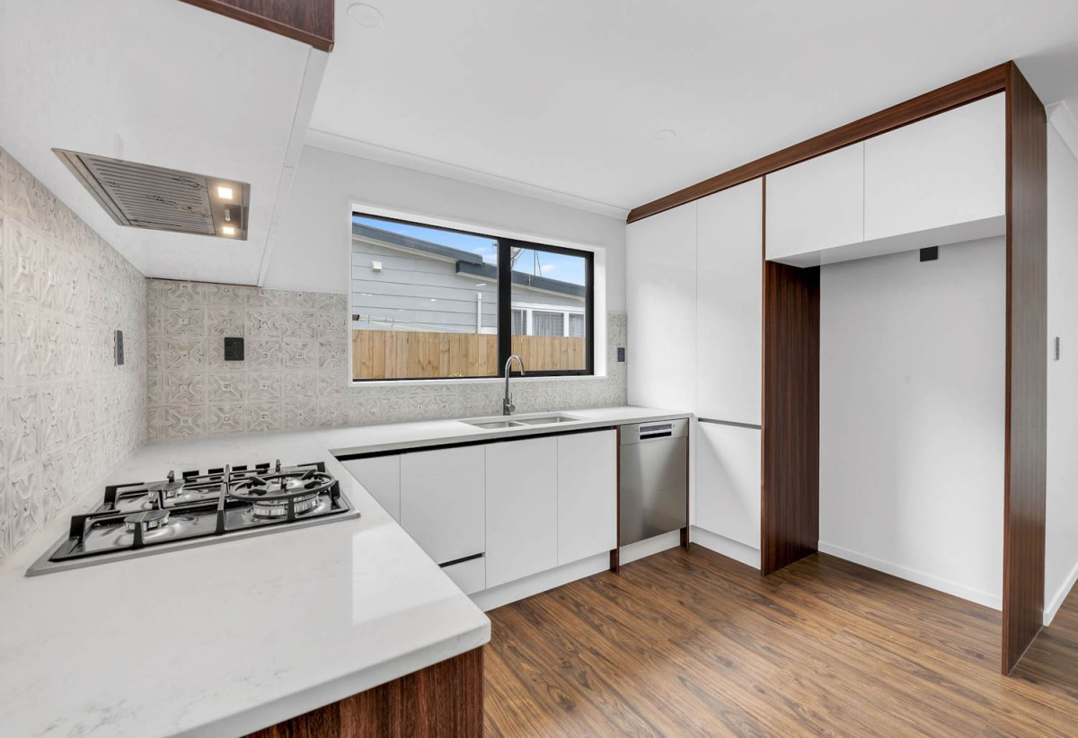159m2 Standalone 5 beds 3baths home with garage, 1 bed 1 bath ground floor, close to motorway access, local shops, 0.6 km to New Windsor School, 0.7 km to Glenavon School, 5/50 Tiverton Road, Avondale, Auckland
