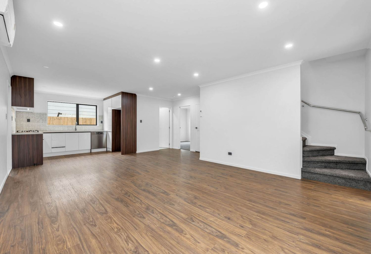159m2 Standalone 5 beds 3baths home with garage, 1 bed 1 bath ground floor, close to motorway access, local shops, 0.6 km to New Windsor School, 0.7 km to Glenavon School, 5/50 Tiverton Road, Avondale, Auckland