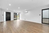 159m2 Standalone 5 beds 3baths home with garage, 1 bed 1 bath ground floor, close to motorway access, local shops, 0.6 km to New Windsor School, 0.7 km to Glenavon School, 5/50 Tiverton Road, Avondale, Auckland