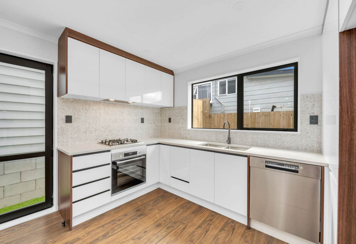 159m2 Standalone 5 beds 3baths home with garage, 1 bed 1 bath ground floor, close to motorway access, local shops, 0.6 km to New Windsor School, 0.7 km to Glenavon School, 5/50 Tiverton Road, Avondale, Auckland
