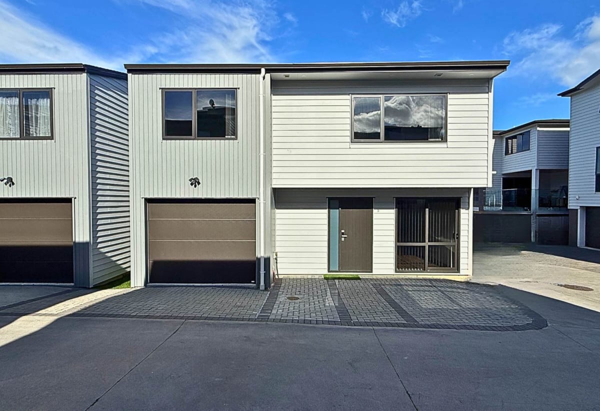 159m2 Standalone 5 beds 3baths home with garage, 1 bed 1 bath ground floor, close to motorway access, local shops, 0.6 km to New Windsor School, 0.7 km to Glenavon School, 5/50 Tiverton Road, Avondale, Auckland