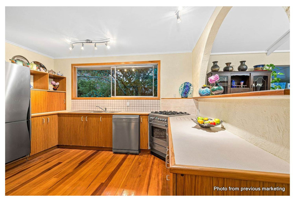 225m2 Standalone 4 beds 2 baths house with car parks, close to schools, local shops, motorway access, 0.7 km to St Paul’s School (Massey), 0.8 km to Massey Primary School, 1 km to Massey High School, 424 Don Buck Road, Massey, Auckland