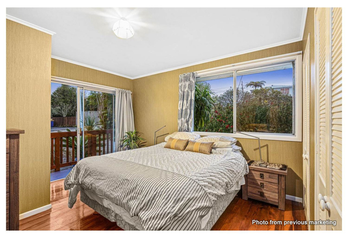 225m2 Standalone 4 beds 2 baths house with car parks, close to schools, local shops, motorway access, 0.7 km to St Paul’s School (Massey), 0.8 km to Massey Primary School, 1 km to Massey High School, 424 Don Buck Road, Massey, Auckland