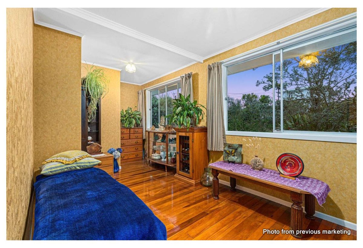225m2 Standalone 4 beds 2 baths house with car parks, close to schools, local shops, motorway access, 0.7 km to St Paul’s School (Massey), 0.8 km to Massey Primary School, 1 km to Massey High School, 424 Don Buck Road, Massey, Auckland