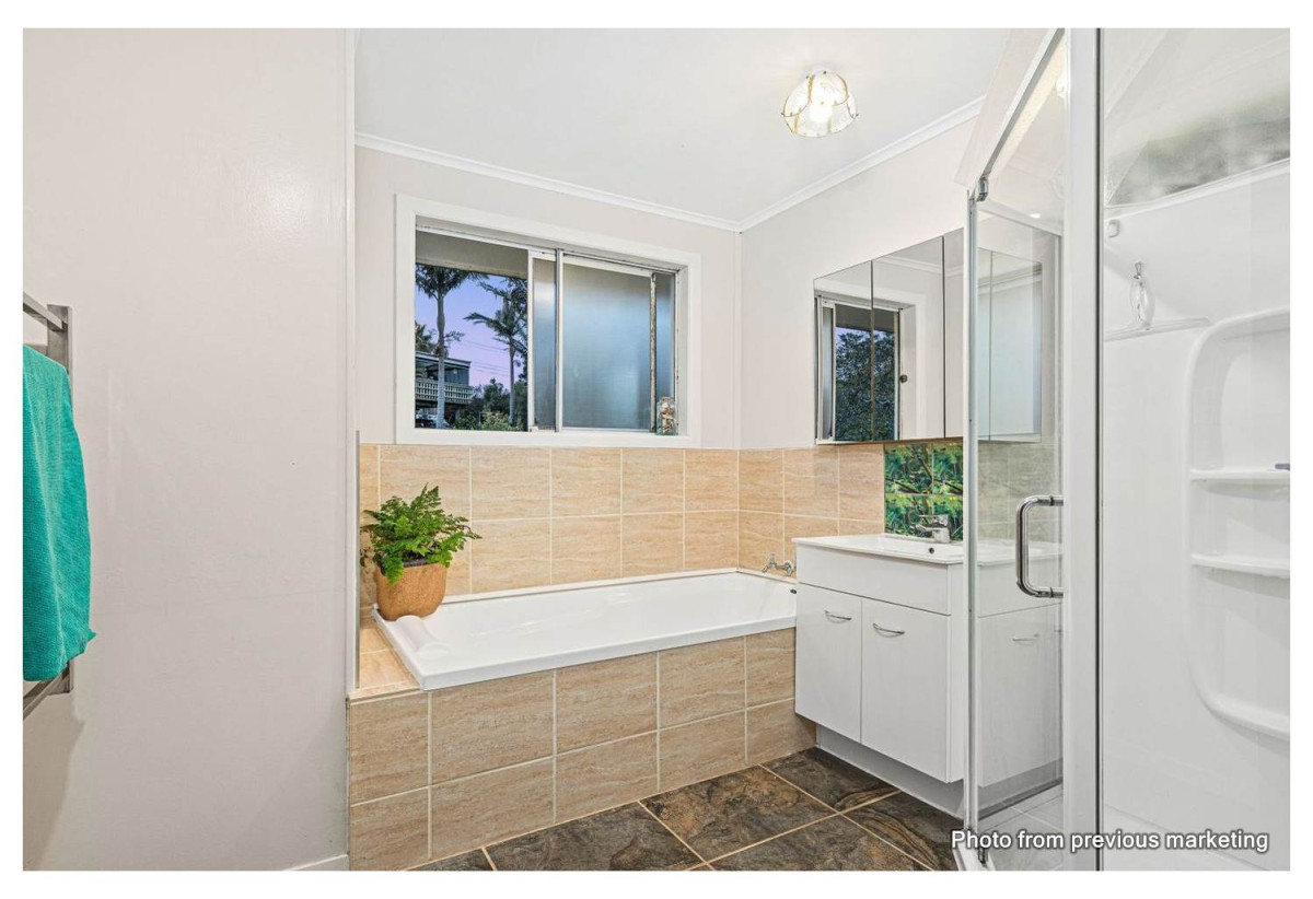 225m2 Standalone 4 beds 2 baths house with car parks, close to schools, local shops, motorway access, 0.7 km to St Paul’s School (Massey), 0.8 km to Massey Primary School, 1 km to Massey High School, 424 Don Buck Road, Massey, Auckland