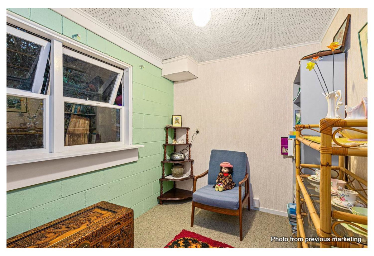 225m2 Standalone 4 beds 2 baths house with car parks, close to schools, local shops, motorway access, 0.7 km to St Paul’s School (Massey), 0.8 km to Massey Primary School, 1 km to Massey High School, 424 Don Buck Road, Massey, Auckland