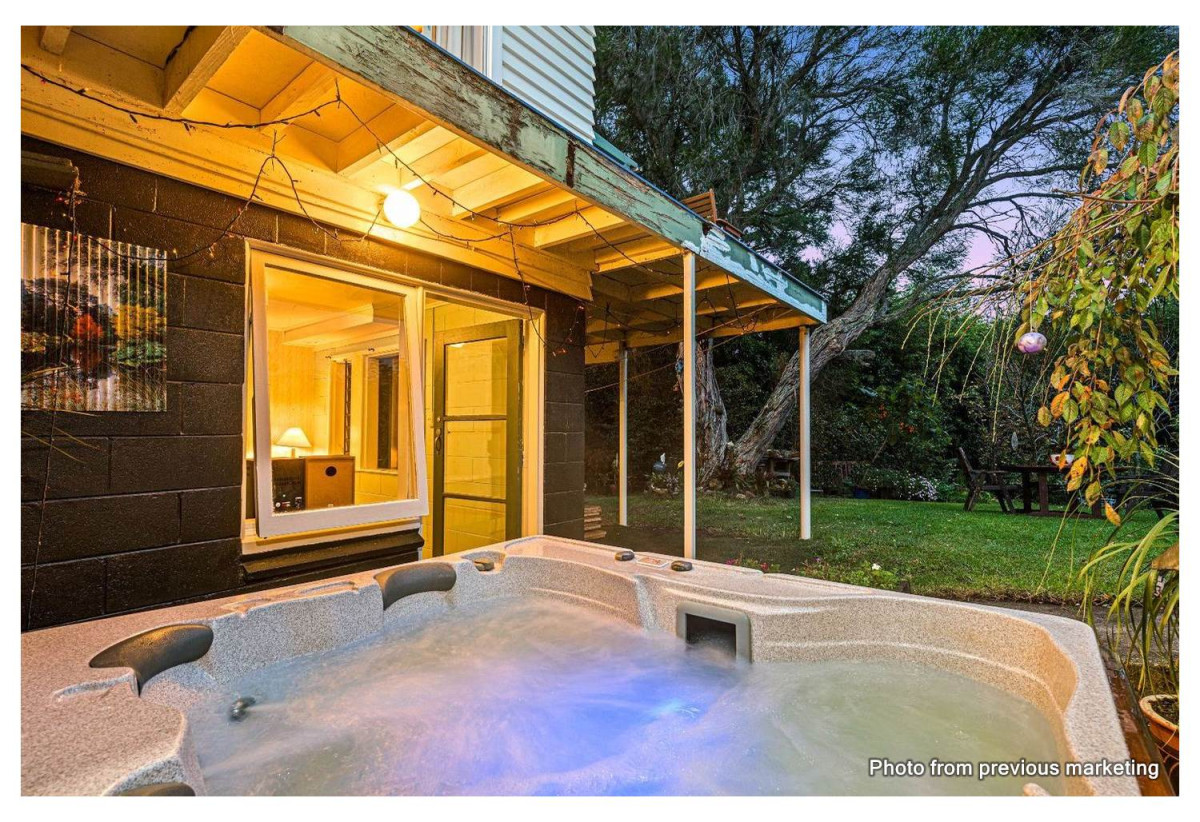 225m2 Standalone 4 beds 2 baths house with car parks, close to schools, local shops, motorway access, 0.7 km to St Paul’s School (Massey), 0.8 km to Massey Primary School, 1 km to Massey High School, 424 Don Buck Road, Massey, Auckland
