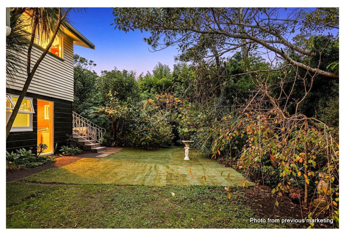 225m2 Standalone 4 beds 2 baths house with car parks, close to schools, local shops, motorway access, 0.7 km to St Paul’s School (Massey), 0.8 km to Massey Primary School, 1 km to Massey High School, 424 Don Buck Road, Massey, Auckland