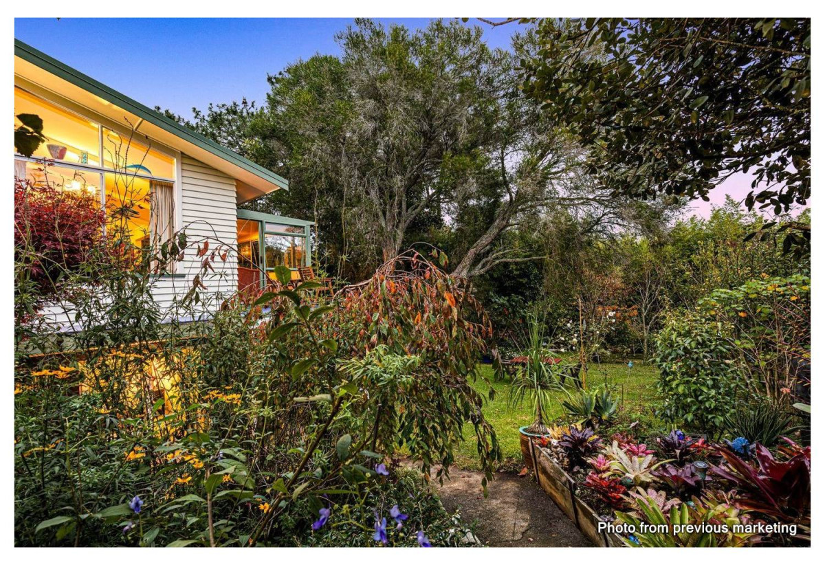 225m2 Standalone 4 beds 2 baths house with car parks, close to schools, local shops, motorway access, 0.7 km to St Paul’s School (Massey), 0.8 km to Massey Primary School, 1 km to Massey High School, 424 Don Buck Road, Massey, Auckland