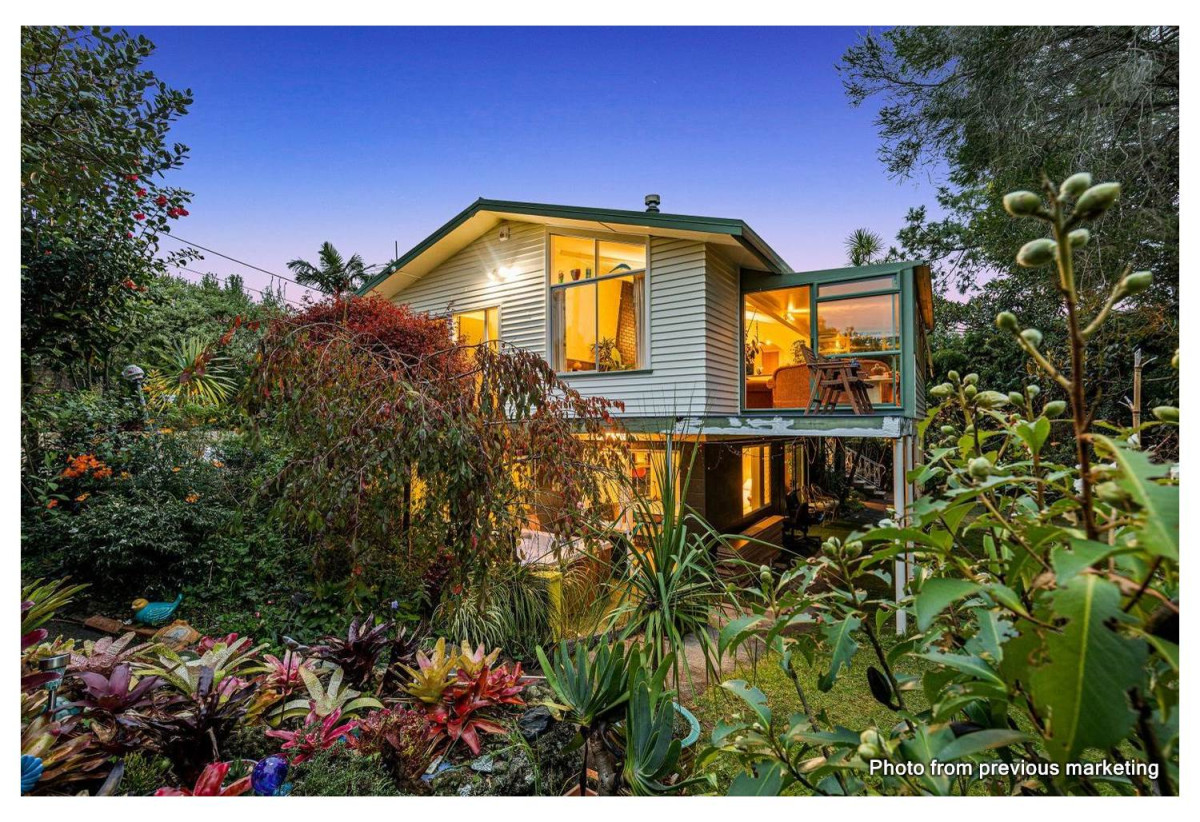 225m2 Standalone 4 beds 2 baths house with car parks, close to schools, local shops, motorway access, 0.7 km to St Paul’s School (Massey), 0.8 km to Massey Primary School, 1 km to Massey High School, 424 Don Buck Road, Massey, Auckland