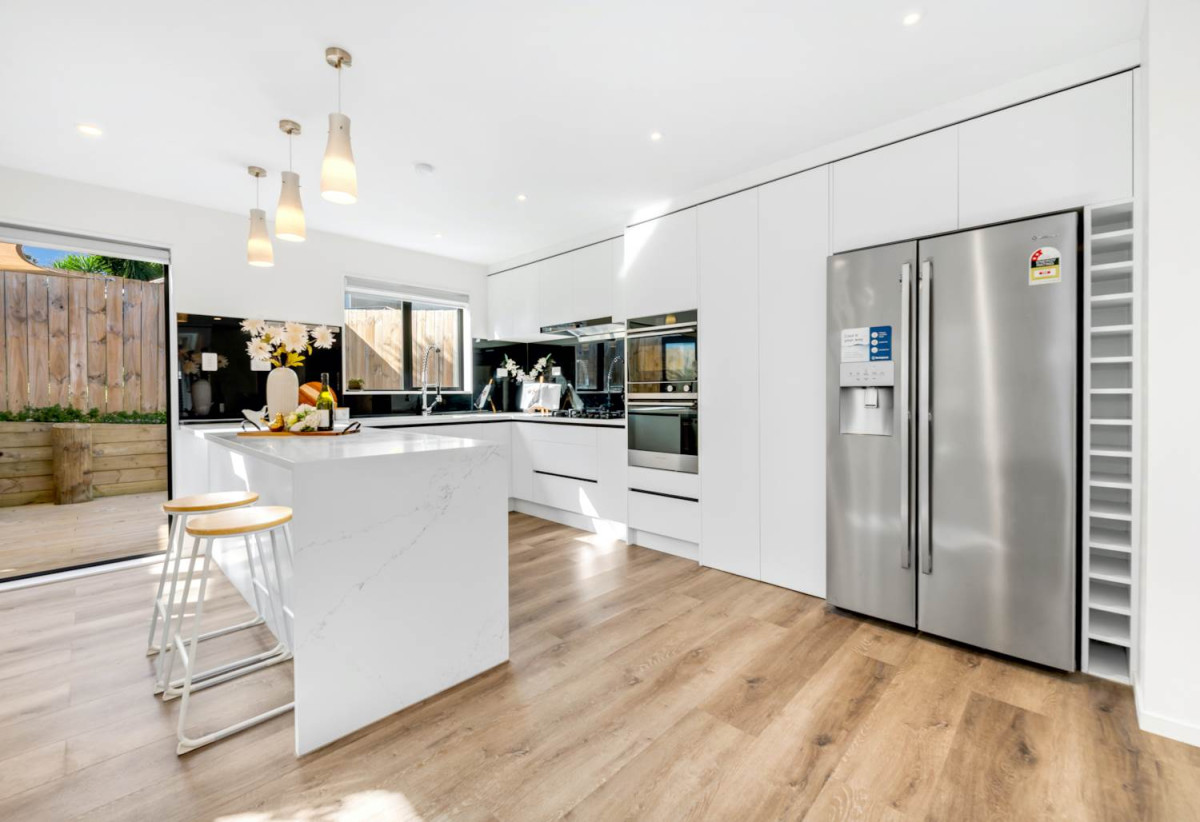 Standalone 5 beds (2 ensuites) + study nook 4.5 baths home with garage, 2 beds 2.5 baths ground floor, close to schools, shopping centres, 0.5 km to Riverhills School and Pakuranga Heights School, 0.9 km to v and Pakuranga Intermediate, 14A Okareka Place, Pakuranga Heights, Auckland
