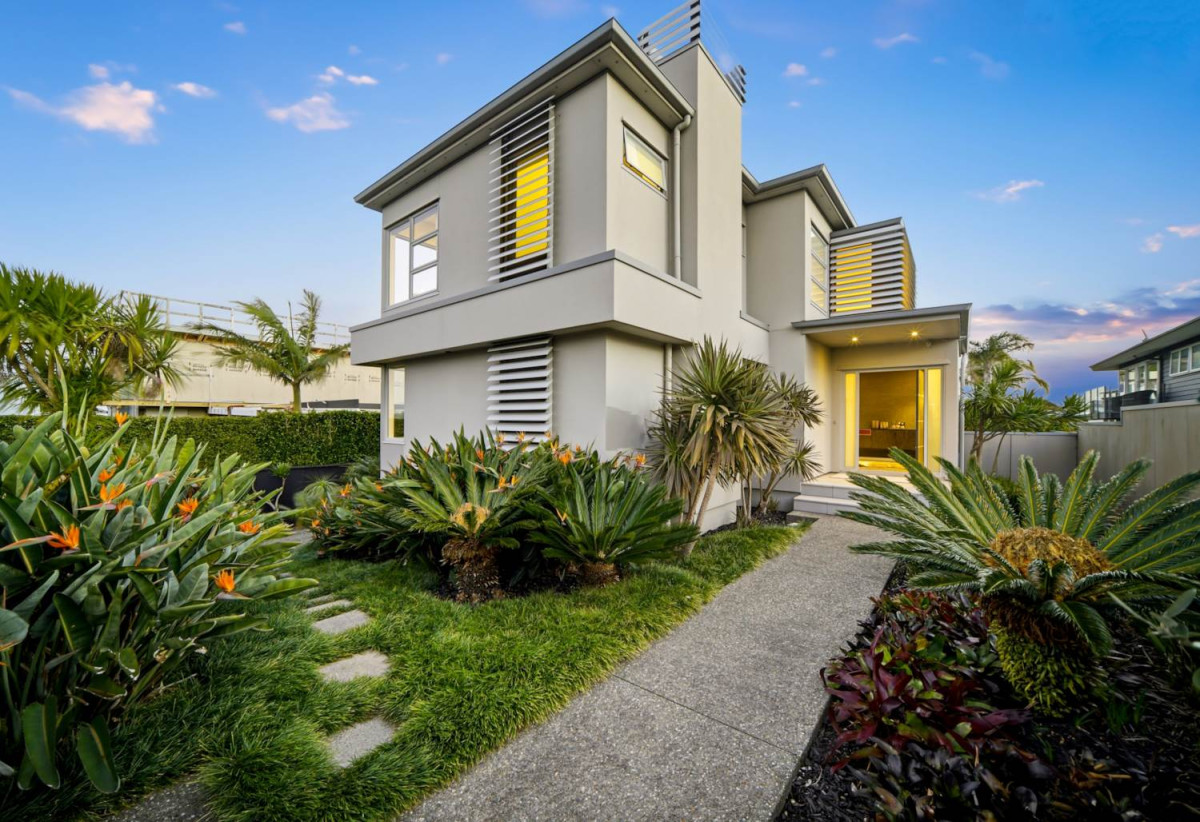 Double Westlake school zone, Breathtaking 180° Views, Sea Views, city skyline views, 640m2 section, 4 beds (2 ensuites) + large office room and rumpus room 3.5 baths house with double garage, 2024 luxury renovated, close to beach, Milford shops, schools, Zoned for Campbells Bay School, Westlake Boys’ and Westlake Girls’ High Schools, and Murrays Bay Intermediate, 62 Seaview Road, Castor Bay, Auckland