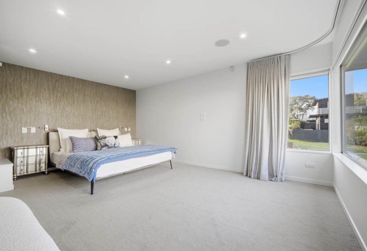 Double Westlake school zone, Breathtaking 180° Views, Sea Views, city skyline views, 640m2 section, 4 beds (2 ensuites) + large office room and rumpus room 3.5 baths house with double garage, 2024 luxury renovated, close to beach, Milford shops, schools, Zoned for Campbells Bay School, Westlake Boys’ and Westlake Girls’ High Schools, and Murrays Bay Intermediate, 62 Seaview Road, Castor Bay, Auckland