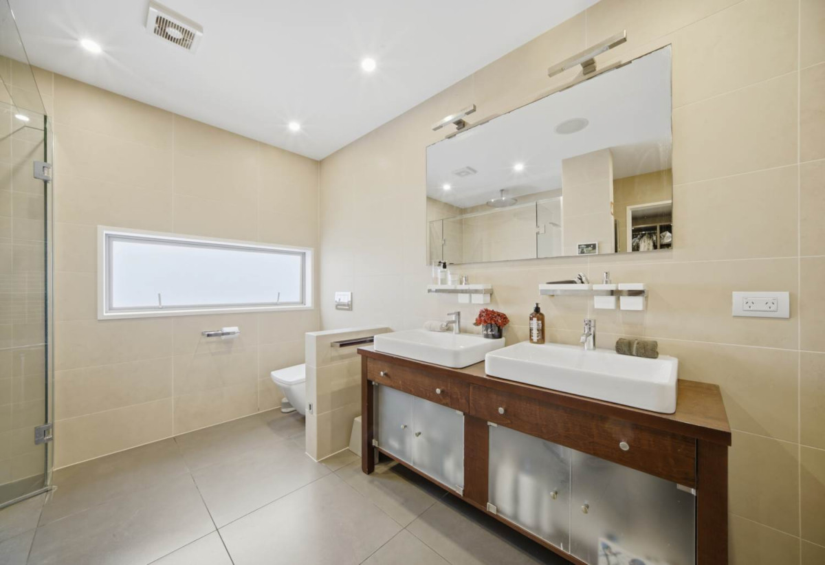 Double Westlake school zone, Breathtaking 180° Views, Sea Views, city skyline views, 640m2 section, 4 beds (2 ensuites) + large office room and rumpus room 3.5 baths house with double garage, 2024 luxury renovated, close to beach, Milford shops, schools, Zoned for Campbells Bay School, Westlake Boys’ and Westlake Girls’ High Schools, and Murrays Bay Intermediate, 62 Seaview Road, Castor Bay, Auckland