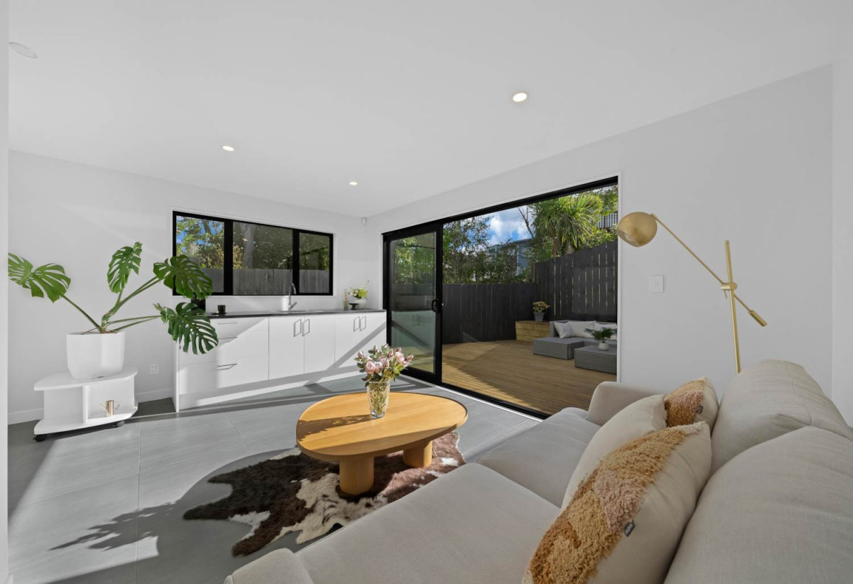Next to a reserve, 5 beds (3 ensuites) 4 baths house with garage, The lower level features 2 bedrooms, 1 bathroom and a separate entrance, close to schools, Wairau Park Shopping Centre, 0.6 km to Target Road School, 17B Cheval Drive, Totara Vale, Auckland