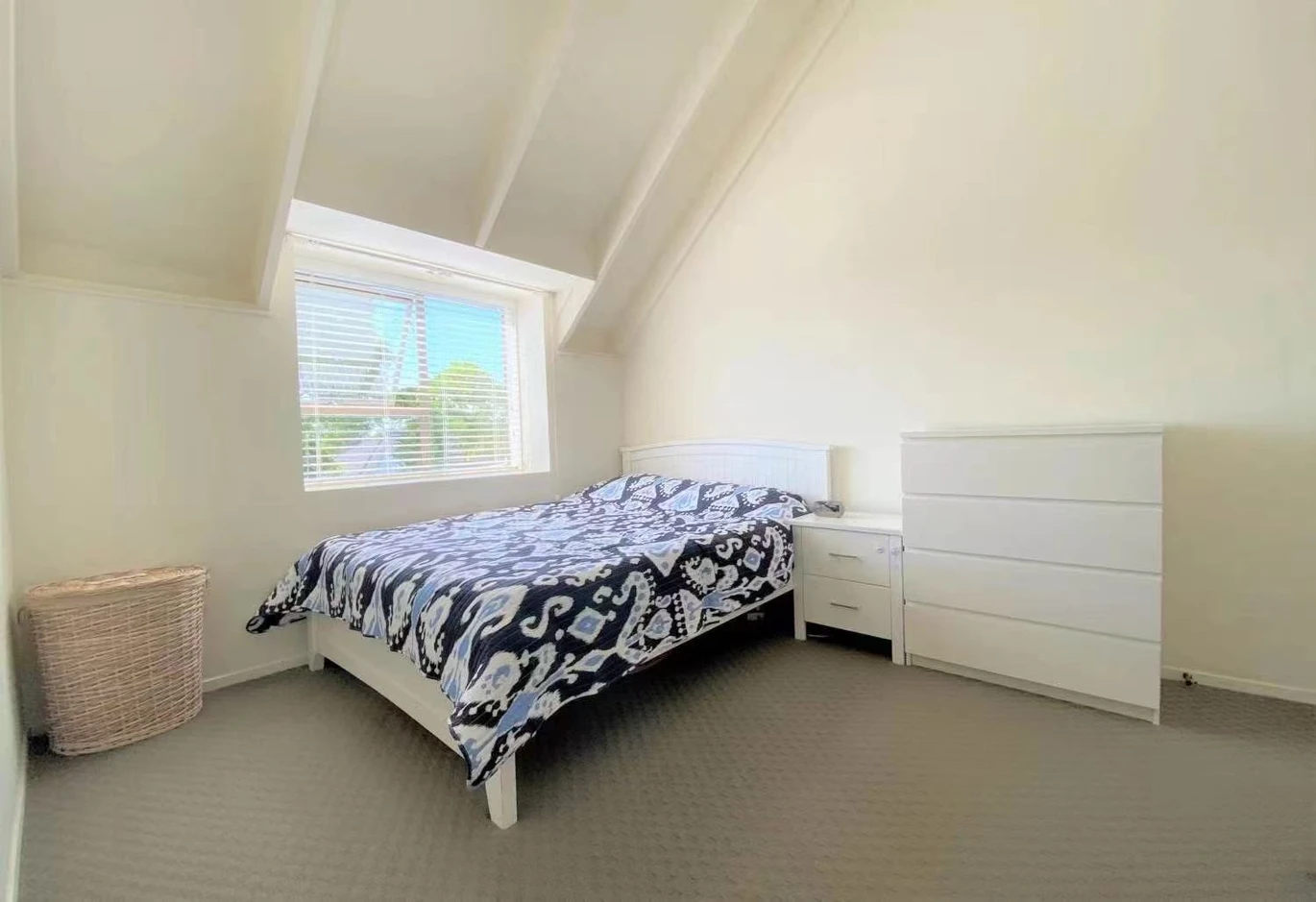 Freehold 3 beds 1 bath townhouse with car park and a large garden shed on 258m2 section, close to local parks, the Remuera Golf Course, Meadowbank Shopping Centre, 112B Norman Lesser Drive St Johns, Auckland