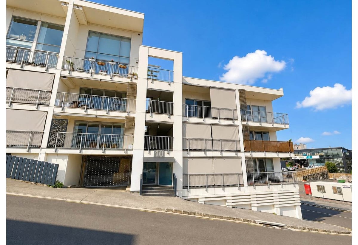 For rent, Auckland Grammar School zone, Pets considered on request, Fully Furnished 2 beds 1 bath Apartment with Secure Car Park, available 19th June, 203/10 Flower Street, Eden Terrace, Auckland