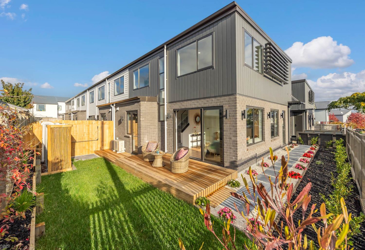 Brandnew freehold 3 beds + study 2.5 baths home with garage, close to schools , waterfront walkways and nature reserves of Wai O Taiki Bay, local shops, 0.3 km to Glenbrae School, 0.6 km to Tamaki College, 25C Sunnymead Road, Glen Innes, Auckland