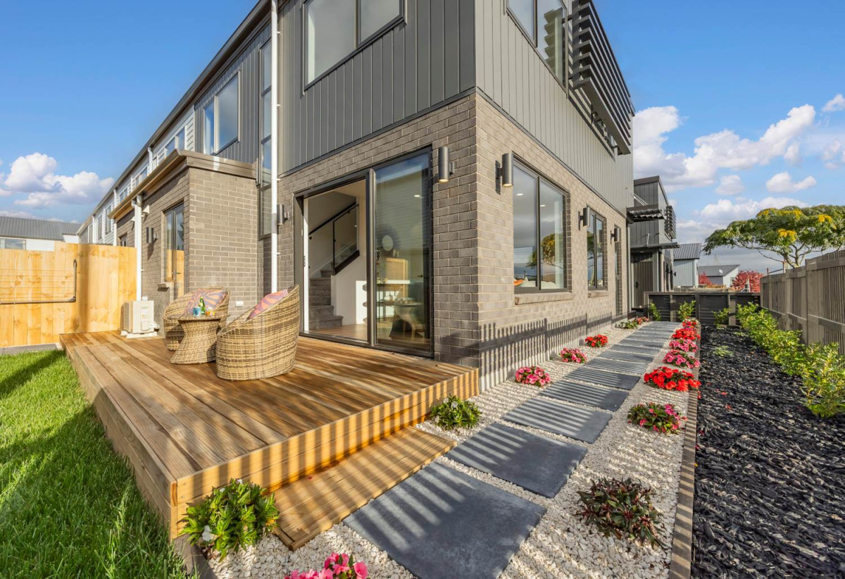 Brandnew freehold 3 beds + study 2.5 baths home with garage, close to schools , waterfront walkways and nature reserves of Wai O Taiki Bay, local shops, 0.3 km to Glenbrae School, 0.6 km to Tamaki College, 25C Sunnymead Road, Glen Innes, Auckland