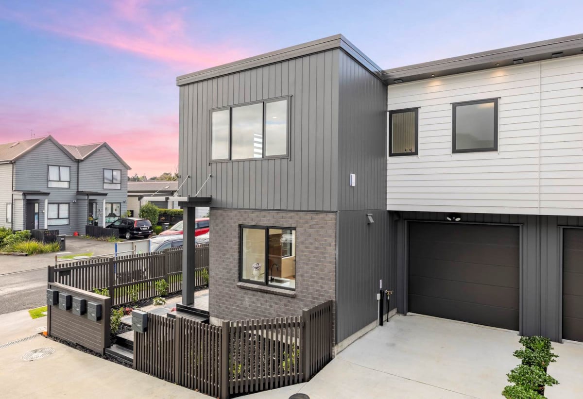Brandnew freehold 3 beds + study 2.5 baths home with garage, close to schools , waterfront walkways and nature reserves of Wai O Taiki Bay, local shops, 0.3 km to Glenbrae School, 0.6 km to Tamaki College, 25C Sunnymead Road, Glen Innes, Auckland