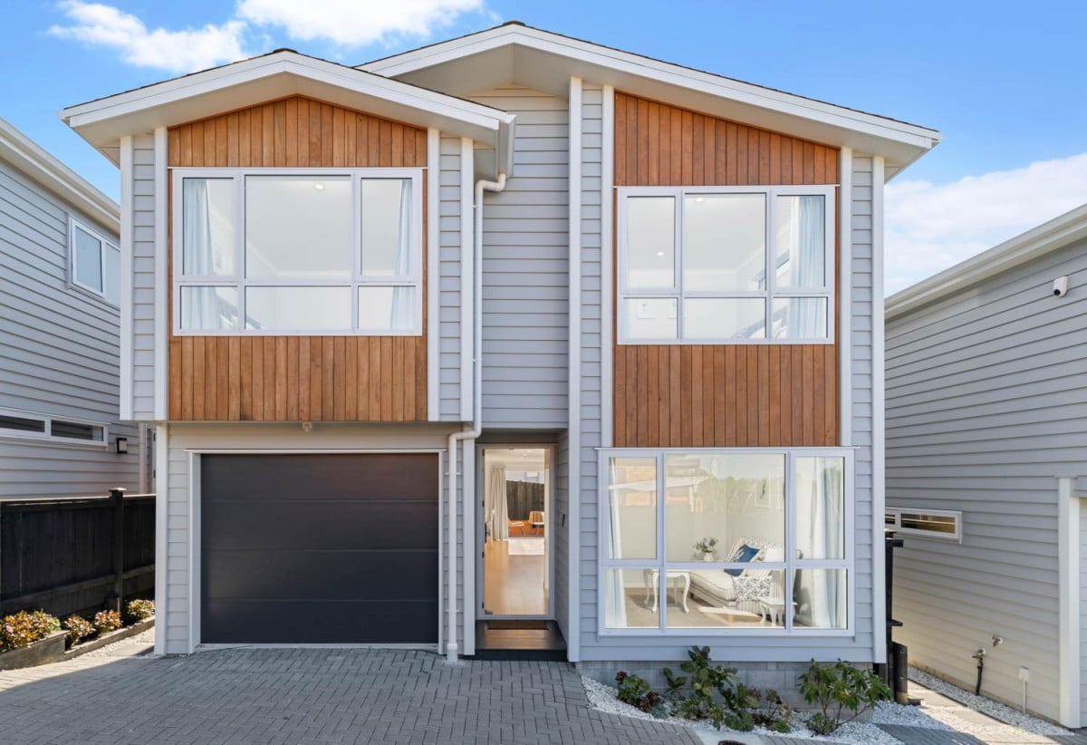 Double Westlake school zone, 169m2 4 beds (1 ensuite) + large study room 3 baths home with garage, Wairau Park and Milford shops are just a short drive away, 0.4 km to Forrest Hill School, 0.8 km to Westlake Boys’ High School, 1.4 km to Westlake Girls’ High School, 1.9 km to Takapuna Normal Intermediate, 123B Forrest Hill Road, Forrest Hill, Auckland
