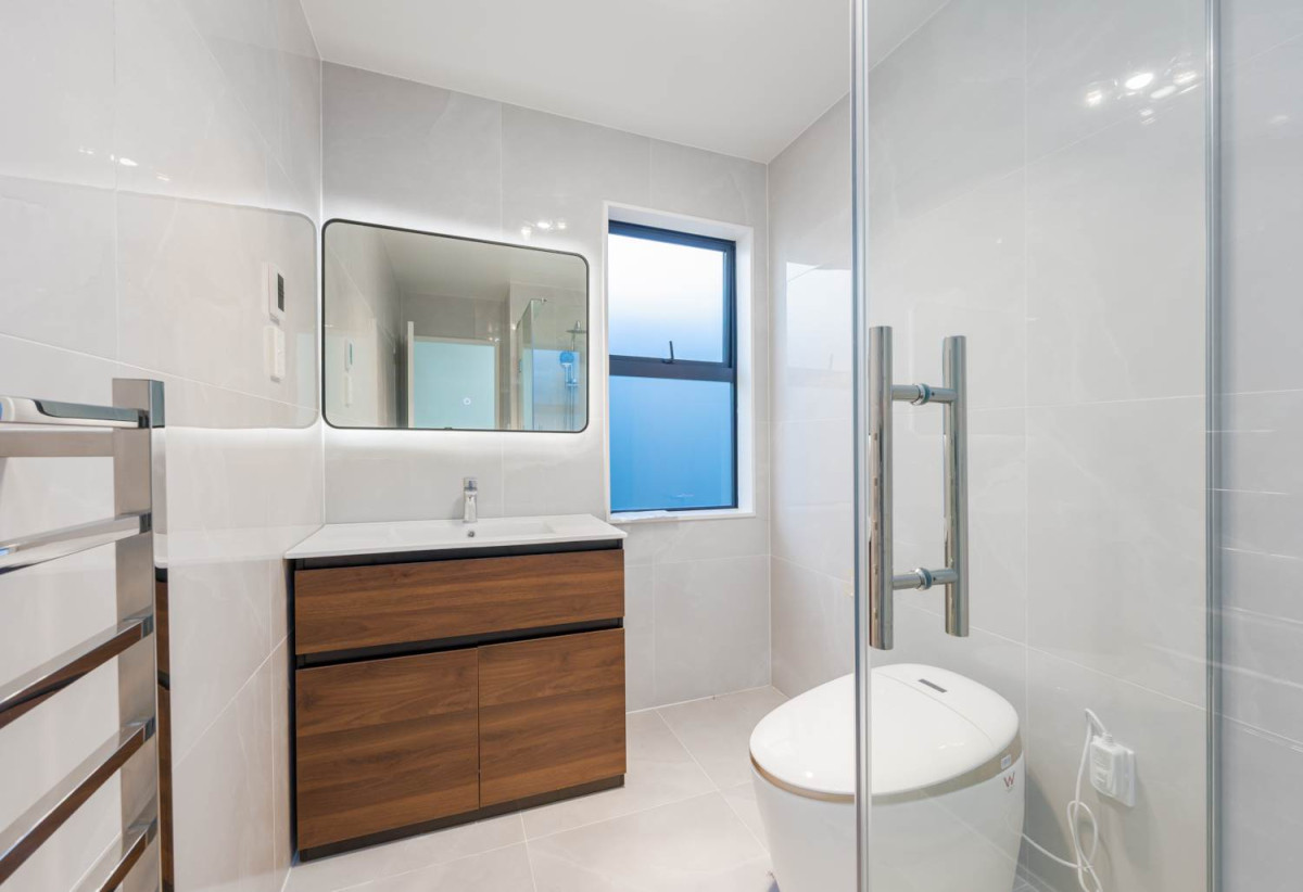 Standalone 3 beds 2.5 baths house with garage, close to schools, Southgate shopping centre and Papakura town centre, parks, 0.5 km to Kauri Flats School, 0.9 km to Cosgrove School, 1.7 km to Papakura High School, 25 John Gray Street, Papakura, Auckland