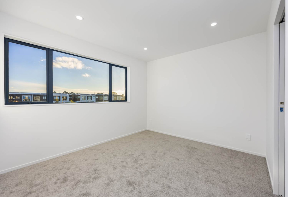 Standalone 3 beds 2.5 baths house with garage, close to schools, Southgate shopping centre and Papakura town centre, parks, 0.5 km to Kauri Flats School, 0.9 km to Cosgrove School, 1.7 km to Papakura High School, 25 John Gray Street, Papakura, Auckland
