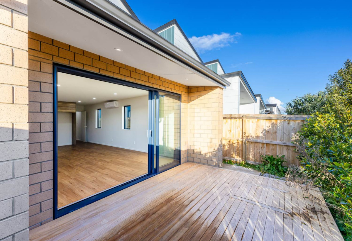 Standalone 3 beds 2.5 baths house with garage, close to schools, Southgate shopping centre and Papakura town centre, parks, 0.5 km to Kauri Flats School, 0.9 km to Cosgrove School, 1.7 km to Papakura High School, 25 John Gray Street, Papakura, Auckland
