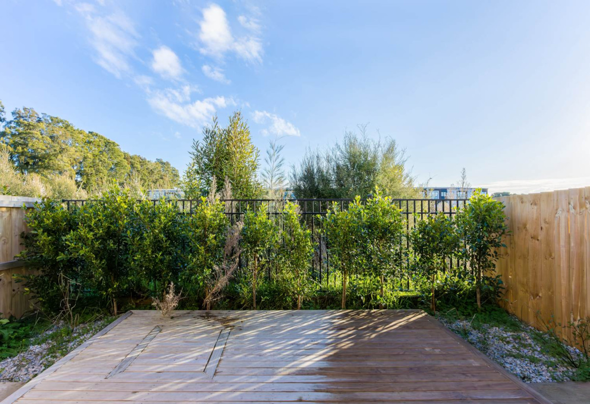 Standalone 3 beds 2.5 baths house with garage, close to schools, Southgate shopping centre and Papakura town centre, parks, 0.5 km to Kauri Flats School, 0.9 km to Cosgrove School, 1.7 km to Papakura High School, 25 John Gray Street, Papakura, Auckland