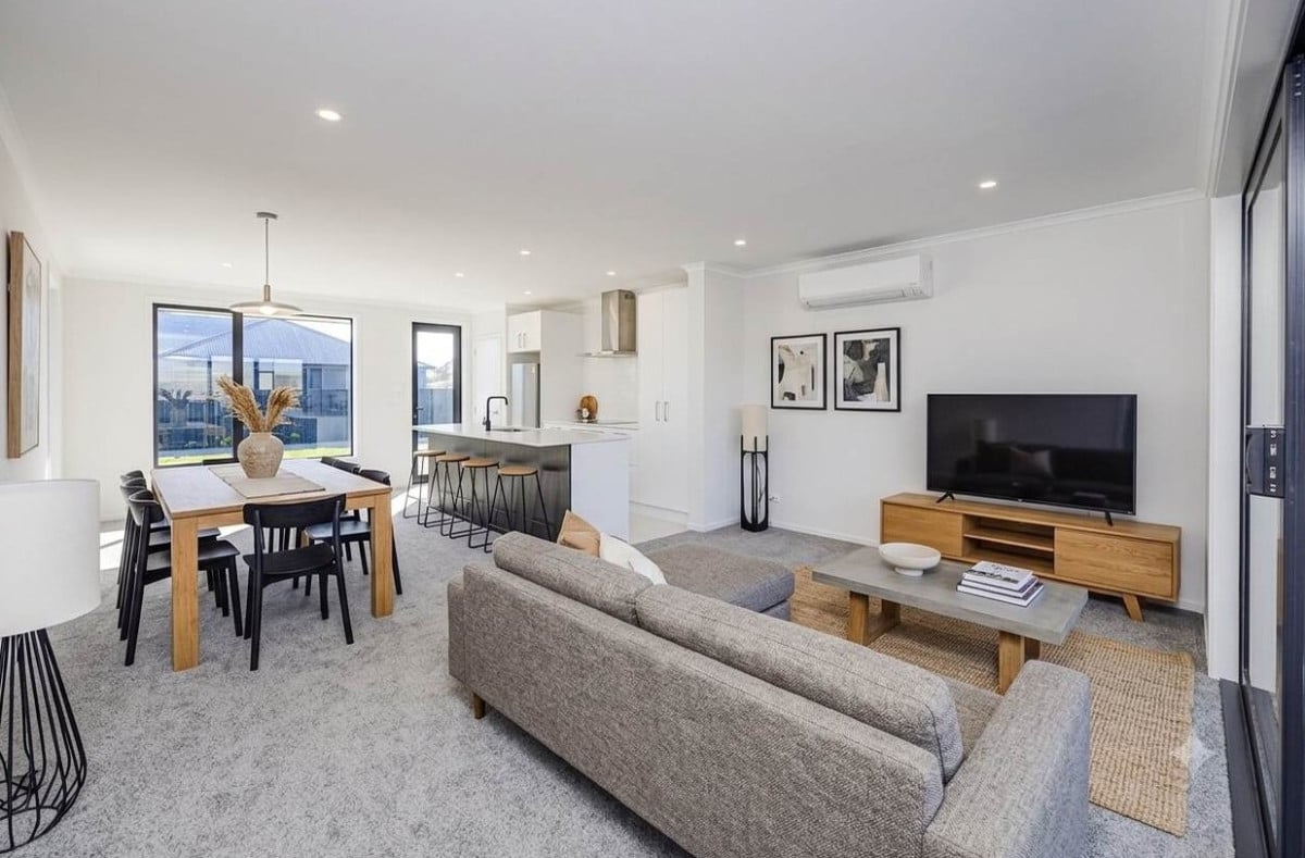 3 beds 1 bath home with car park, close to schools, shops, super markets, motorway access, 0.5 km to Takanini School, 15 Paapaakiri Loop, Takanini, Auckland