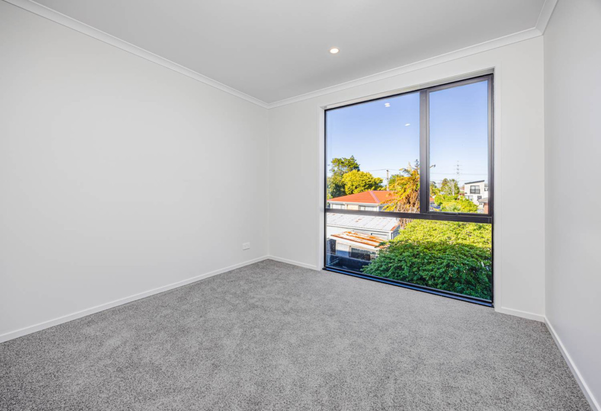 3 beds 1 bath home with car park, close to schools, shops, super markets, motorway access, 0.5 km to Takanini School, 15 Paapaakiri Loop, Takanini, Auckland