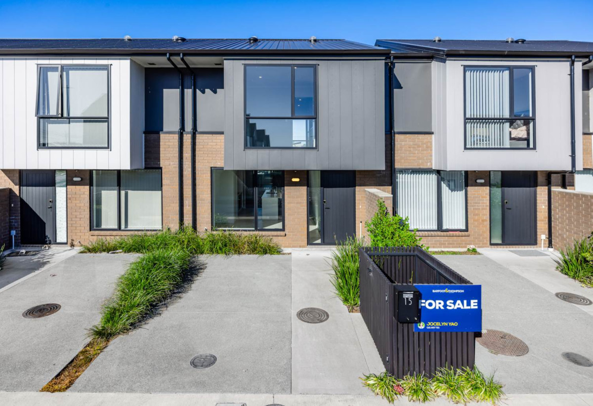 3 beds 1 bath home with car park, close to schools, shops, super markets, motorway access, 0.5 km to Takanini School, 15 Paapaakiri Loop, Takanini, Auckland