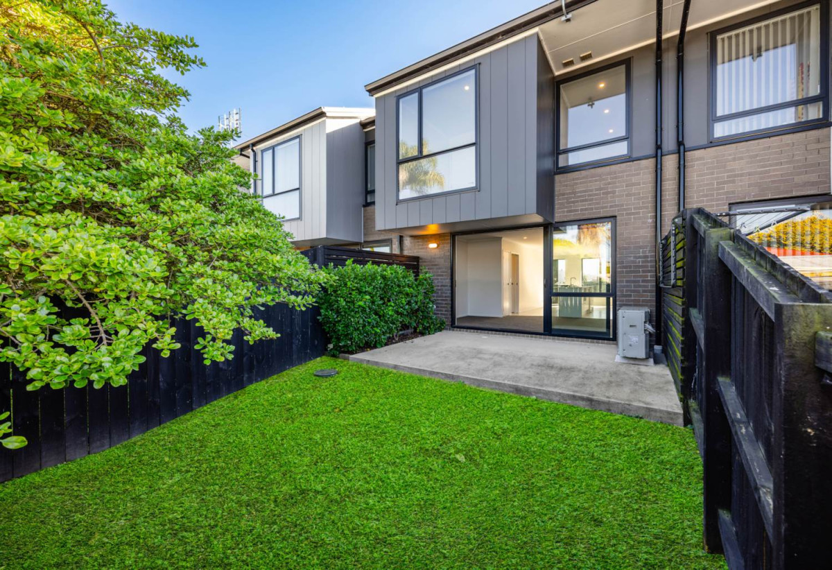 3 beds 1 bath home with car park, close to schools, shops, super markets, motorway access, 0.5 km to Takanini School, 15 Paapaakiri Loop, Takanini, Auckland